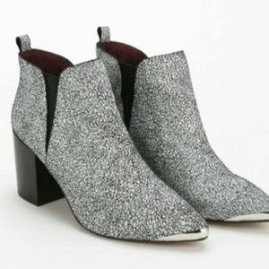 Report Signature Toby white cracket pointed bootie
